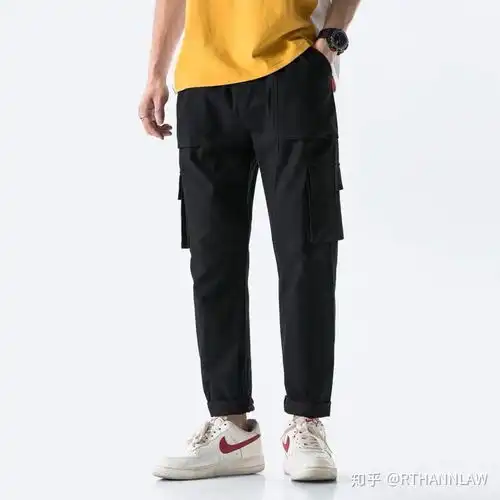 粗腿的男生冬天穿黑色皮夹克怎么搭配裤子鞋子显帅