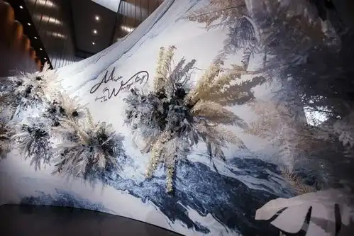 用极简的线条和花艺,打造一场静谧清爽的蓝色白色系婚礼