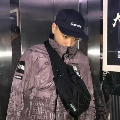 挎包男背影头像动漫