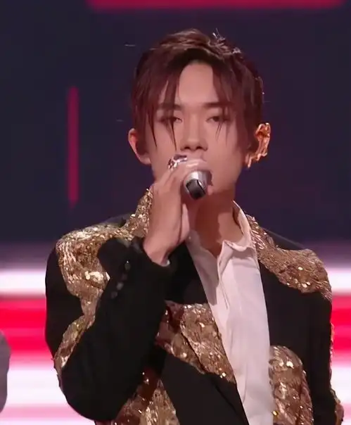 晚会生图吉娜嘴歪,易烊千玺碎发遮眼,张艺兴打光像恐怖片现场