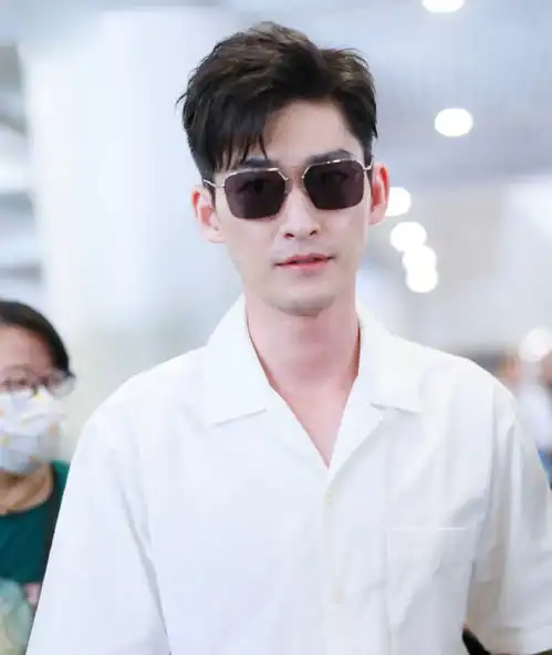 张翰哪里像34岁只搭配一件白衬衫,居然也这么帅