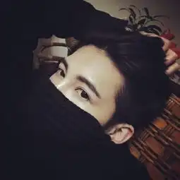 帅气男生的酷酷自拍爱你就算全世界抛离也不放弃