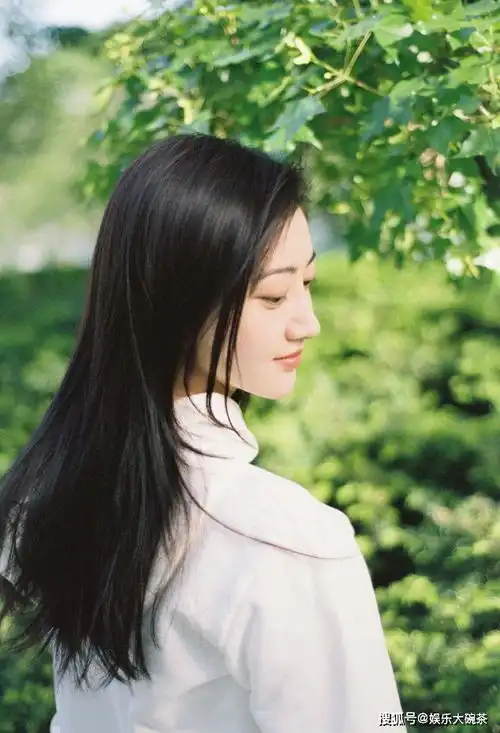 甜美女神上线景甜晒春末夏初随拍,清新温柔打扮撸狗,舒适养眼