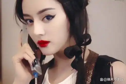 迪丽热巴新尝试的两个造型,一个如氧气美女,一个似猫系女神