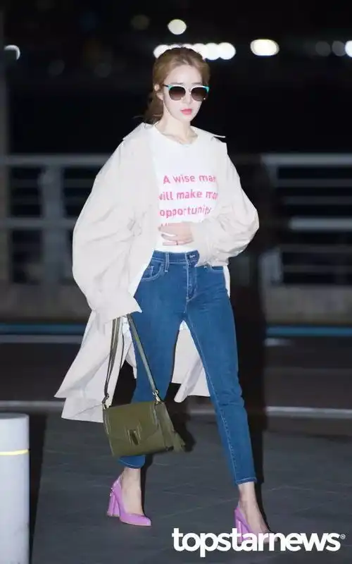 从机场时尚一窥韩国女星的私服穿搭刘仁娜秀智krystal展现独特的个人品味