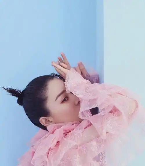 女星中颜值真正抗打的她,纯色穿搭太好看,粑粑发型更抢眼