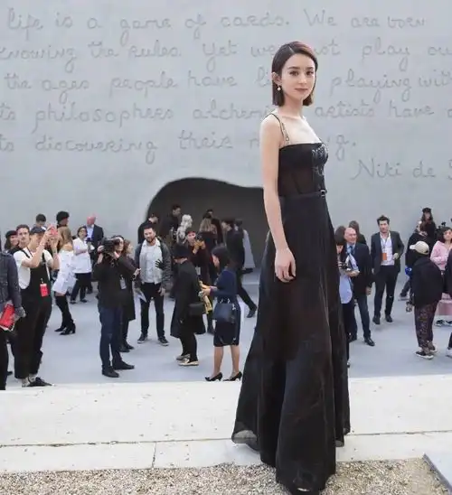 赵丽颖可甜可咸,穿黑色吊带连衣裙华丽贵气,加上薄纱设计更迷人