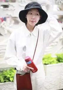 周冬雨学窦靖童拿保温杯穿工装连体裤身材平平,27岁像个小朋友