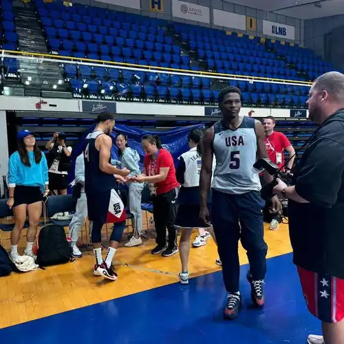 梦幻联动美国乒乓球队观看美国男篮训练与库里哈利伯顿合影