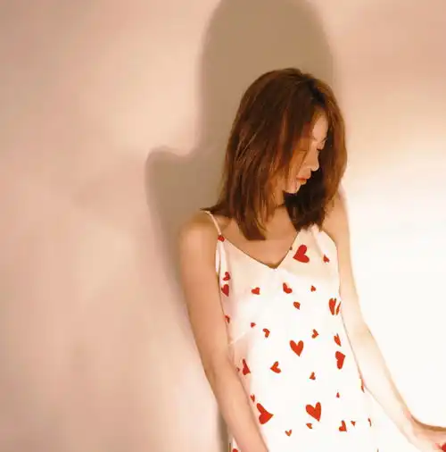 吴谨言穿深v爱心裙手持水晶氛围温馨暧昧