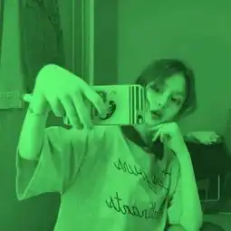 每个女孩都是银河遗落在世间的星星爆火的绿色背景潮流女生qq头像