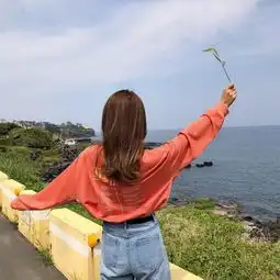 女生头像也许只为了拥抱未来的你迫切的想要抛开那些过去