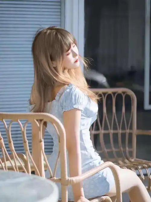 妩媚街头仙女淡蓝低胸短裙美女,步履轻盈舞动,性感呼之欲出