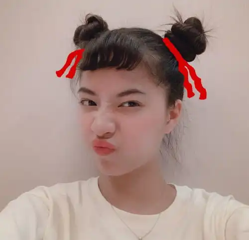 表情欧阳娜娜三妹晒最新美照,哪吒头造型俏皮可爱,嘟嘴卖萌嫩到炸表情