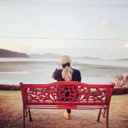 情侣头像背影捧花