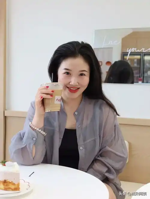 温柔美女笑靥如花,从容大方引人注目