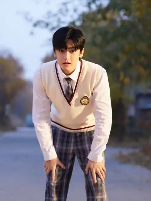 黄明昊撞上侯明昊,同是校园系搭配,化身初恋系男友