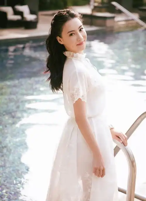 张柏芝晒春日写真,穿白裙比心似清纯少女,回眸一笑百媚生