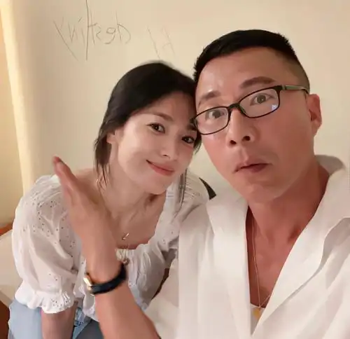 42岁宋慧乔与男友人自拍穿白衬衫嫩得像个水蜜桃,让人心动