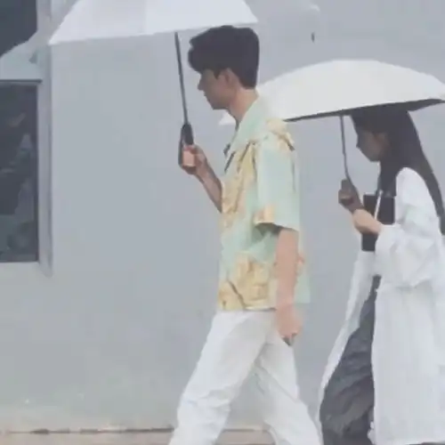 龚俊周也路透被指氛围太暧昧,好事者为其开cp站,引粉圈混战