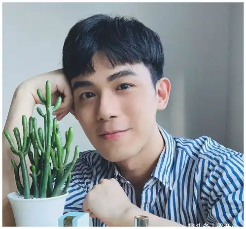 两边剃光,中间不动,2020秋男生潮流发型,这样剪太帅了