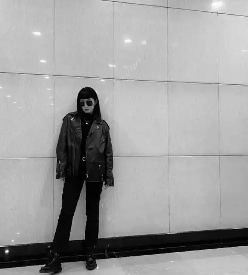 火箭少女个个会穿,孟美岐酷飒,吴宣仪甜美,而她男女通吃