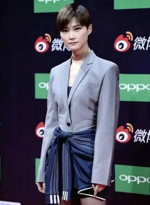 李宇春的时尚真高超,穿西装配撩人的丝袜,女人味太惹眼