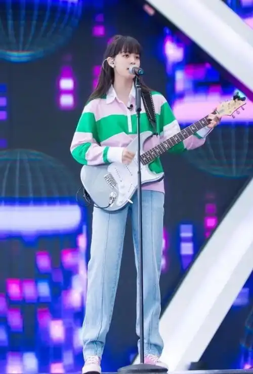 欧阳娜娜嫌匡威不够甜美,就把鞋子涂成樱花粉,太戳少女心