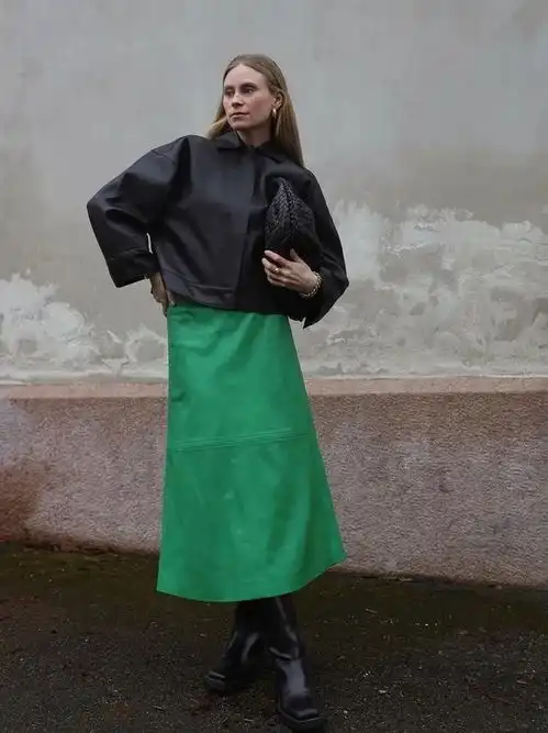 真正会穿的女人,秋冬不会只穿黑白灰,这样穿亮色系,时髦又高级