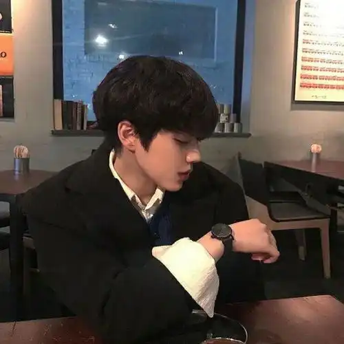 心动系男生头像游向陆地