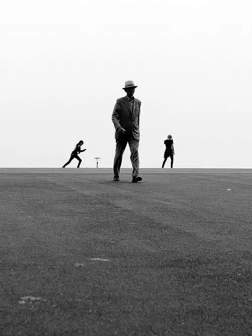 光与影的强烈碰撞黑白下的硬朗街头