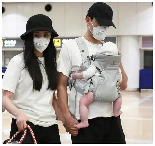 组图李光洁一手搂娃一手牵老婆太有爱萌宝粉色小奶腿超吸睛