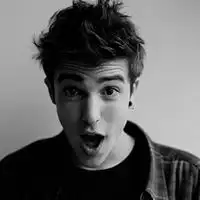 找这个头像的男头像,类似的,黑系笑