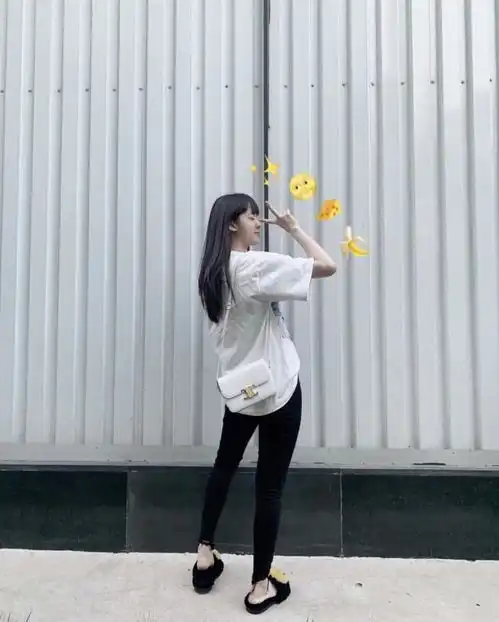 欧阳娜娜又美了,美少女白t铅笔裤尽显活力,却被新刘海抢了镜