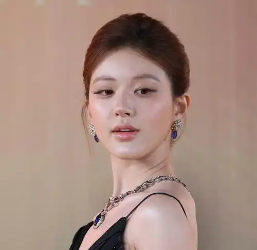 赵露思又扳回颜面,最新活动元气满满,假发配黑丝放弃了韩系妆容