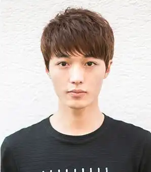 方脸浓眉大眼戴眼镜个子不高长相清秀身材瘦壮的男生,适合剪什么发型