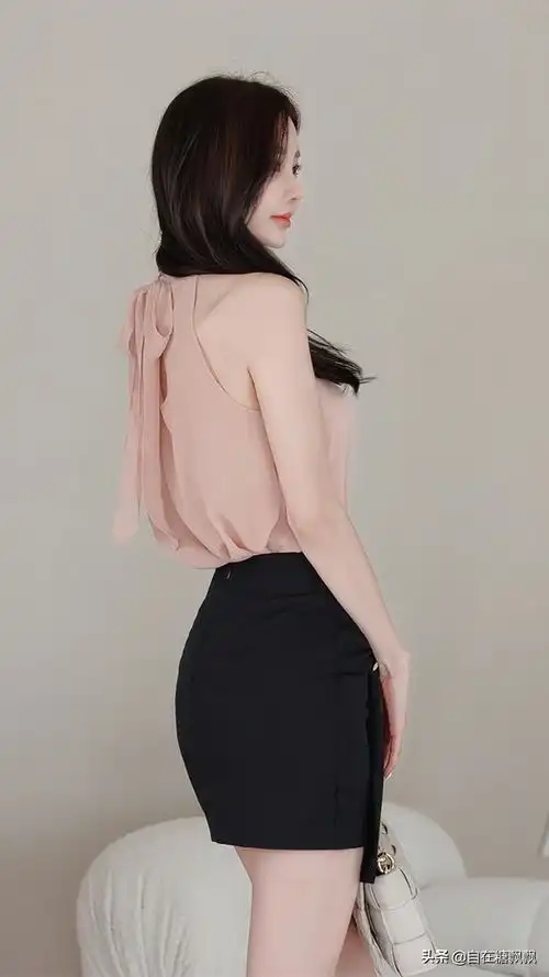粉色半透薄衬衫搭配黑色性感小短裙,穿出名媛气质