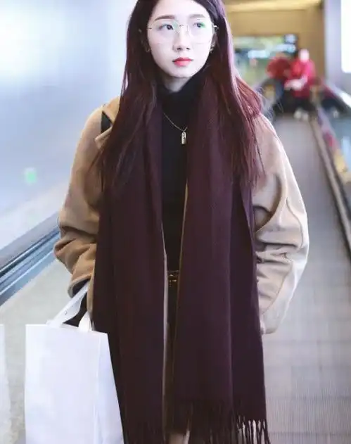 火箭少女孟美岐穿驼色大衣,配格纹裤,系上咖啡色围巾气质真好