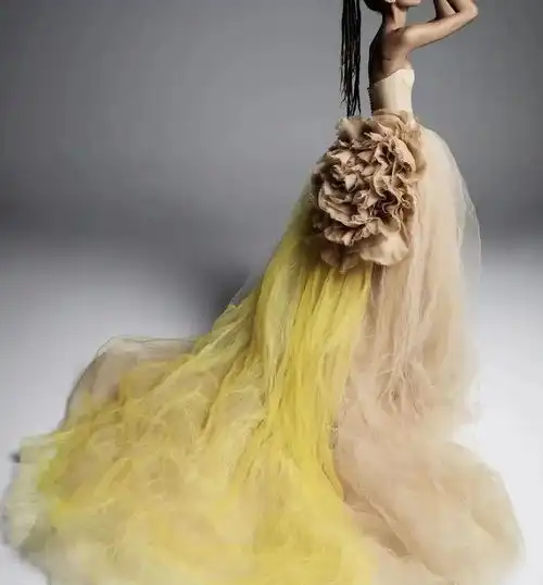 72岁身价亿万的婚纱女王把又忙又美做到极致