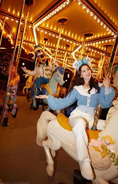 刘诗诗迪士尼冬日写真,蓝白配色在雪中熠熠发光,像个小姑娘一样