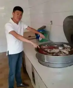 他17岁洗碗,三遇无良老板,后来卖烤串卖出上亿元
