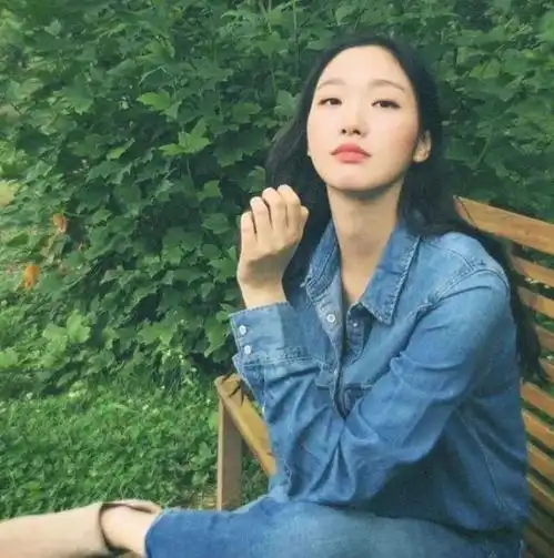 别再吹少女风了,现在是盐系girl当道,清爽穿搭越看越爱