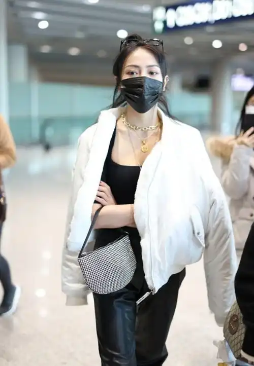 谢可寅的冬季女团风穿搭超酷穿白色棉衣配皮裤,时髦又霸气