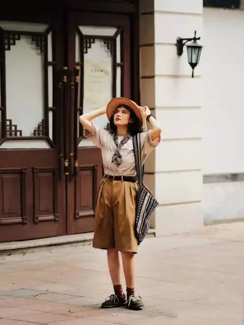 小个子女生日杂风穿搭窍门,选对衬衫才能显气质又独特