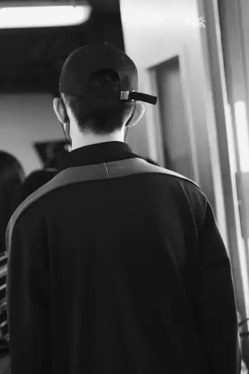 易烊千玺女友视角美图来袭,黑白色系彰显清冷气质