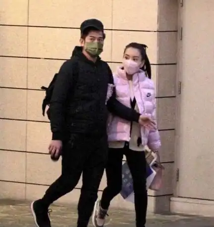 郭富城一家四口外出逛街,与妻子甜蜜互动,大女儿和父亲很像