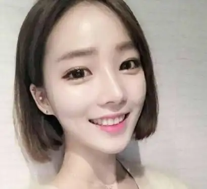 橙色系短发女生头像颧骨
