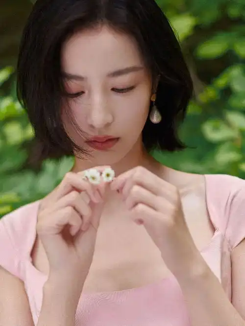 周雨彤穿出仙女下凡温柔风,一件樱花粉连衣裙自带高级浪漫范