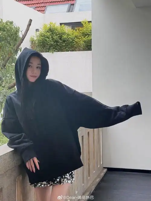 迪丽热巴再晒生活美照,化身猫系少女超可爱,秀纤细美腿显少女