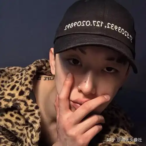 黄色系头像男士蓝圆领